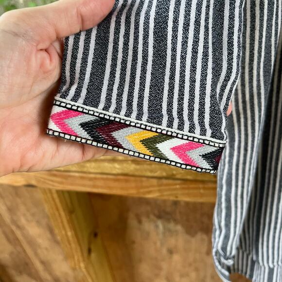 Chelsea & Theodore Women's Grey Striped Embroidered Boho Mini Dress Size M - Picture 5 of 8